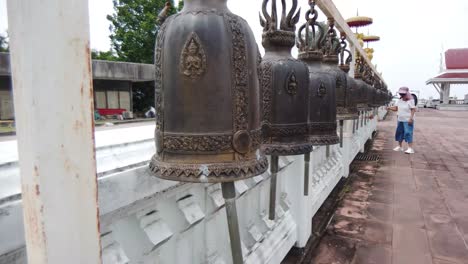 Grandes-Campanas-Antiguas-De-Metal-En-El-Templo-Tailandés.