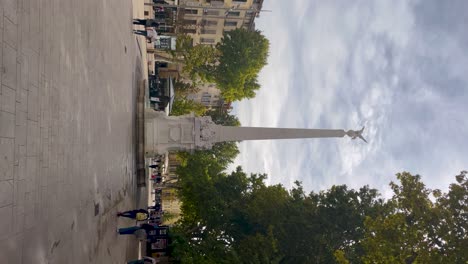 People-walk-by-Fontaine-des-Precheurs-in-Aix-en-Provence,-vertical