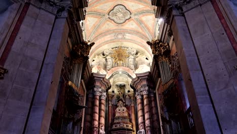 Barocke-Fassade-Der-Kirche-Dos-Clerigos-Altar-In-Porto,-Kirchenraum