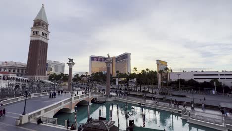 Toma-Del-Bulevar-De-Las-Vegas-Desde-El-Hotel-Veneciano-Con-Una-Vista-De-Los-Corredores-Durante-El-Maratón-De-Rock-And-Roll-De-Las-Vegas