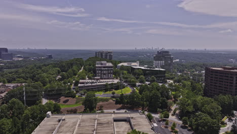 Dron-Aéreo-V994-De-Atlanta-Georgia-Sobrevuela-El-área-Del-Mirador-En-Vinings-Cumberland-Capturando-Las-Vistas-Panorámicas-Del-Vecindario-Y-El-Paisaje-Urbano-En-El-Horizonte---Filmado-Con-Mavic-3-Pro-Cine---Agosto-De-2023