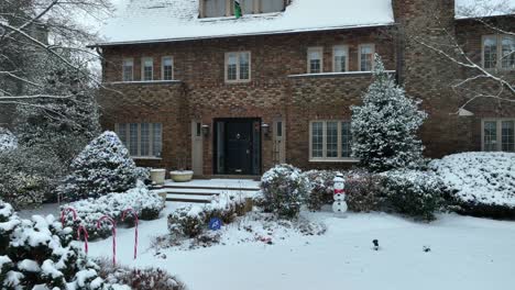 Establishing-shot-of-a-old-mansion-covered-in-snow