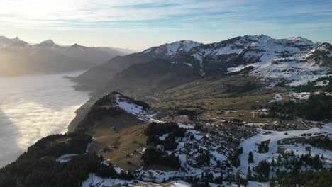 Amden-Wesen-Schweiz-Perfekte-Aussicht-Auf-Das-Dorf-Bei-Sonnenuntergang