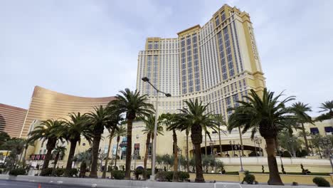 Wide-shot-of-the-Palazzo-resort-on-the-Las-Vegas-strip