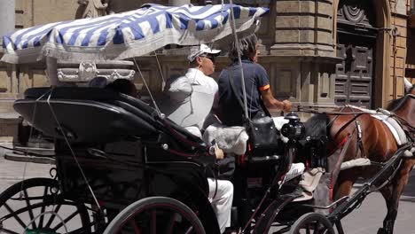 Turistas-A-Caballo-En-La-Piazza-Vigliena-En-Palermo,-Italia