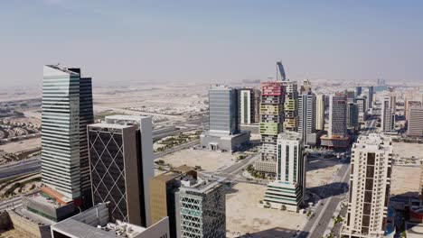 El-Distrito-Deportivo-De-Lusail-En-Desarrollo-En-Qatar,-Que-Muestra-Una-Arquitectura-Moderna-Bajo-Un-Cielo-Despejado,-Vista-Aérea