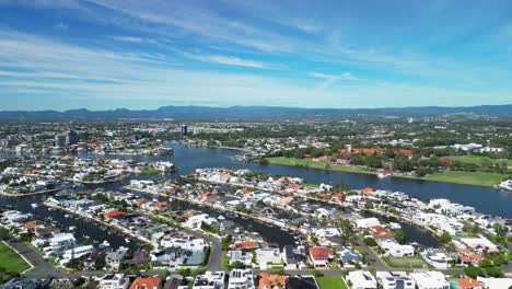 Vista-Aérea-De-La-Ciudad-Urbana-Que-Se-Extiende-A-Lo-Largo-Del-Río-Nerang-Y-La-Autopista-De-La-Costa-Dorada