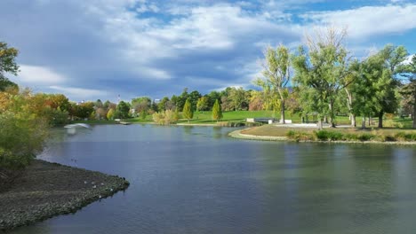 Volando-Sobre-El-Lago-Con-Pájaros-En-El-Parque-Liberty-En-Salt-Lake-City,-Utah