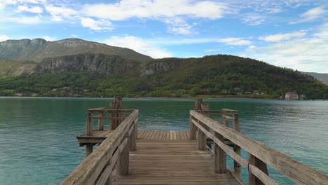 Muelle-De-Madera-Cerca-Del-Lago-De-Annecy-Con-Vistas-A-Las-Montañas.