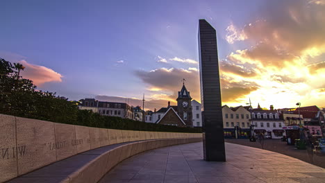 Zeitrafferaufnahme-Des-Befreiungsdenkmals-Auf-Den-Kanalinseln-Guernsey,-Deutschland-An-Einem-Bewölkten-Abend