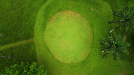 Tiro-Aéreo-Ascendente-Sobre-Un-Campo-De-Golf-En-Un-Campo-De-Golf,-En-El-Nublado-Camerún