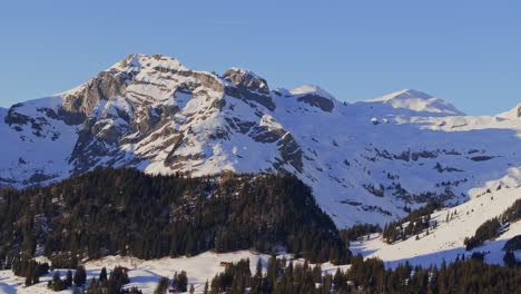 Luftaufnahme-Im-Morgengrauen,-Die-Die-Silhouette-Einer-Schneebedeckten-Bergkette-Zeigt