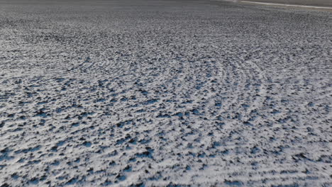 Campo-Agrícola-Cubierto-De-Nieve,-Aéreo