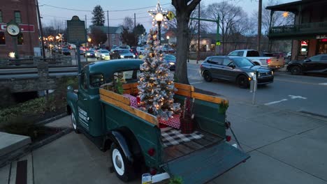 Adornos-Navideños-En-La-Pintoresca-Calle-Del-Centro-De-Lititz,-Pensilvania