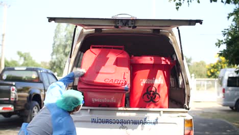Mitarbeiter-Sammeln-Infektiöse-Abfälle-In-Thailand