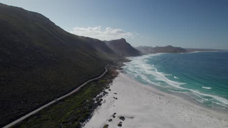 Carretera-Escénica,-Montañas-Y-Océano-En-Acantilados-Brumosos,-Ciudad-Del-Cabo,-Sudáfrica---Toma-Aérea-De-Drones