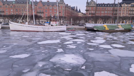 Luftaufnahme-über-Dem-Gefrorenen-Wasser-Des-Strandvägen-Auf-Östermalm-Im-Zentrum-Von-Stockholm