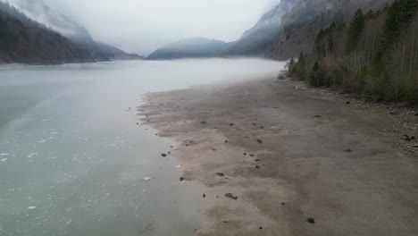 Klöntalersee-Glarus-Suiza-Playa-Desolada-Junto-Al-Lago-Brumoso