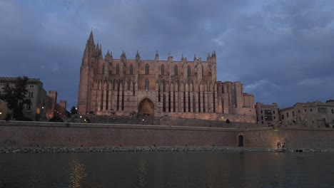 Kathedrale-Von-Palma-De-Mallorca,-Aufgenommen-Bei-Sonnenuntergang
