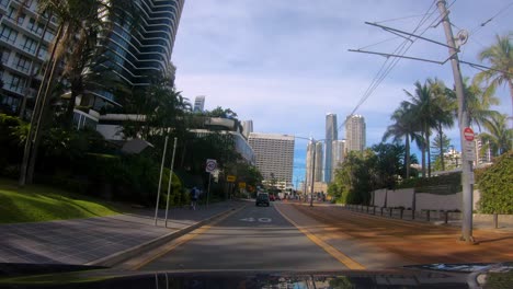 Punto-De-Vista-Conduciendo-Hacia-El-Sur-A-Través-De-Surfers-Paradise-En-Surfers-Paradise-Blvd,-Gold-Coast,-Australia