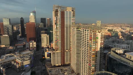 4k-Luftaufnahme-Des-Graffiti-Turms-In-DTLA-Im-Februar-2024,-Los-Angeles,-Kalifornien,-USA