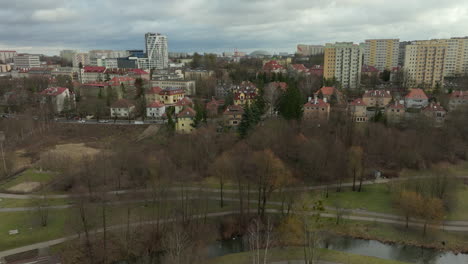 Park-Mit-Pfad-Und-Fluss-In-Polnischen-Wohngebiet-Mit-Blöcken-In-Polen