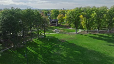 Flug-über-Den-Liberty-Park-In-Salt-Lake-City,-Utah-Vor-Sonnenuntergang