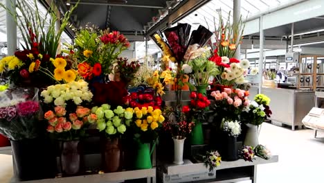 Stand-Con-Flores-De-Colores-Vibrantes-En-Jarrones-Negros-En-El-Mercado-De-Bolhao,-Porto