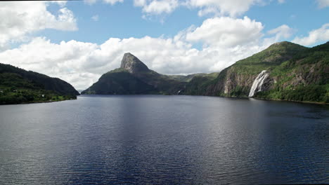 Luftaufnahme,-Die-Langsam-über-Den-Riesigen-Laukelandsfjord-In-Norwegen-Fegt