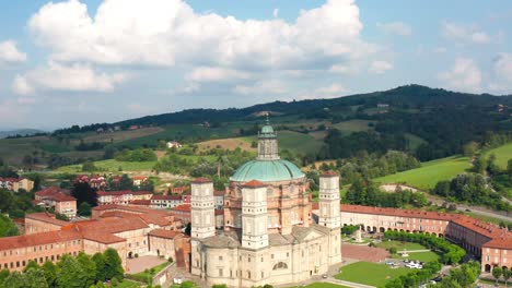 Luftaufnahme-Des-Heiligtums---Basilika-Von-Vicoforte,-Die-Der-Geburt-Der-Heiligen-Maria-Gewidmet-Ist