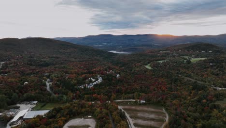Panorama-Luftaufnahme-Der-Waldberge-In-Der-Stadt-Killington-Und-Dem-Skigebiet-Im-Herbst-In-Vermont,-USA