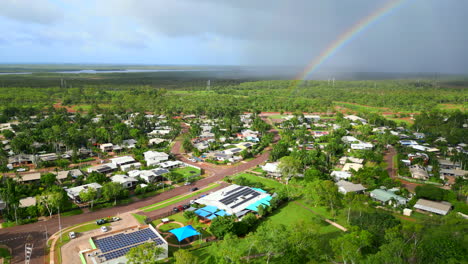 Drone-Aéreo-De-Doble-Arco-Iris-Sobre-Un-Suburbio-Tropical-Residencial-En-Un-Día-Nublado-En-El-Territorio-Del-Norte-De-Darwin,-Australia