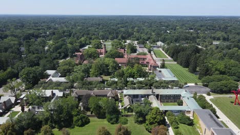 Campus-De-La-Escuela-Superior-De-Cranbrook,-Bloomfield-Hills,-Michigan,-Estados-Unidos-En-Una-Vista-Aérea-Lejana