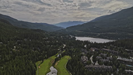 Whistler-Bc-Canada-Aerial-V2-Impresionantes-Vistas-Sobrevuelos-De-Drones-Sobre-áreas-Residenciales-Que-Capturan-El-Campo-De-Golf-Y-El-Aislado-Lago-Alta-Rodeado-De-Montañas-Boscosas---Filmado-Con-Mavic-3-Pro-Cine---Julio-De-2023