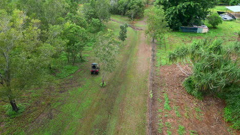 Luftdrohne-Mit-Buggy-Fahrt-Auf-Wohngrundstücken-In-Einem-Ländlichen-Anwesen,-Das-Mit-Spärlichem-Outback-Wald-Bedeckt-Ist