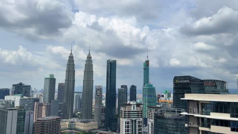 Kuala-Lumpur-City-Petronas-Tower-Skyline-Gebäude-Bewölkter-Tag-Malaysia-4k