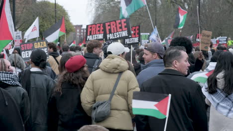 Manifestantes-De-Londres-Con-Pancartas-Y-Banderas-De-Palestina-Libre,-Alejándose-De-La-Cámara