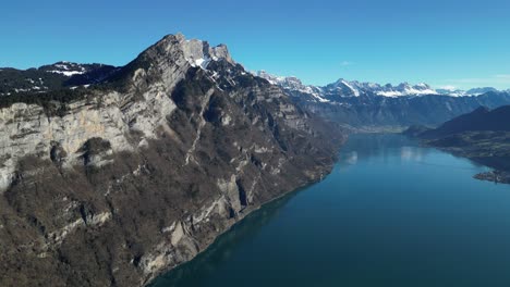 Amden-Weesen-Schweiz-Unwirkliche-Farben-Und-Landschaftliche-Schönheit-Der-Klippen-über-Dem-See
