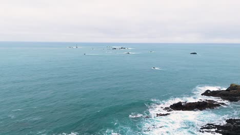 Flug-Von-Pleinmont-In-Richtung-Hanois-Leuchtturm-Guernsey-über-Klippen-Und-Raus-Aufs-Meer-An-Einem-Hellen-Bewölkten-Tag-Mit-Felsen-Und-Gischt