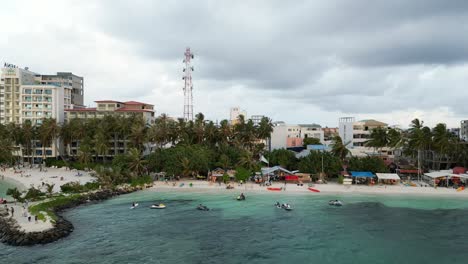 Alquiler-De-Deportes-Acuáticos-Y-Pequeña-Isla-Local-Concurrida-De-Maafushi,-Maldivas,-Antena.