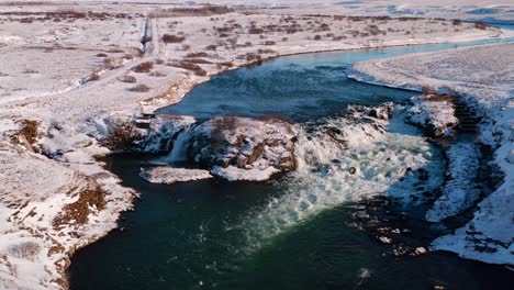 Establecimiento-De-Una-Toma-De-Drones-De-La-Hermosa-Cascada-De-Arbaejarfoss-En-La-Nieve-Del-Invierno