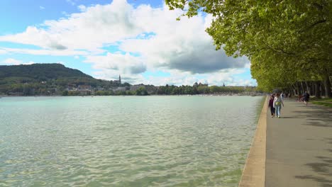 El-Paseo-Marítimo-Jacquet-Está-Cerca-Del-Lago-De-Annecy.