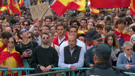 Ein-Polizist-Steht-Vor-Dem-PSOE-Büro-Wache,-Während-Sich-Demonstranten-Gegen-Die-Sozialistische-PSOE-Versammeln,-Nachdem-Sie-Einer-Amnestie-Für-Die-Am-Abspaltungsversuch-In-Katalonien-Beteiligten-Zugestimmt-Haben.