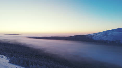 Die-Drohne-Kommt-In-Einem-Schneebedeckten-Tal-An-Und-Hebt-Ab-In-Richtung-Sonnenaufgang