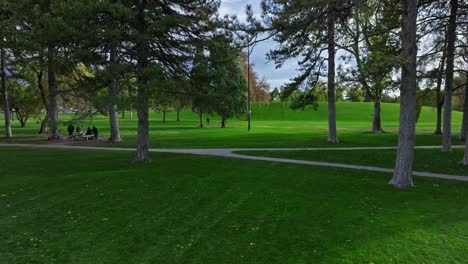 Volando-Debajo-De-Los-árboles-Capturando-Hermosas-Vistas-Del-Parque-En-Salt-Lake-City,-Utah