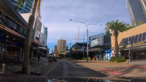 Punto-De-Vista-Conduciendo-Hacia-El-Sur-A-Través-De-Surfers-Paradise-En-Surfers-Paradise-Blvd-Hacia-Q1,-Gold-Coast,-Australia