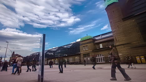 Alemania-Hamburgo-Frente-A-La-Estación-De-Tren-Lapso-De-Tiempo-Gente-Ocupada-Caminando