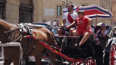 Toma-En-Cámara-Lenta-De-Caballos-Y-Turistas-En-Palermo-Italia