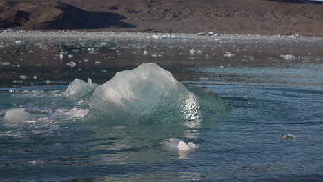 Eisberg-Im-Kalten-Wasser-Des-Arktischen-Ozeans