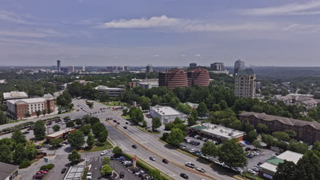 Atlanta,-Georgia,-Luftaufnahme-Einer-V993-Drohne-über-Der-Kreuzung-Zwischen-Cumberland-Parkway-Und-Paces-Ferry-Road,-Die-Das-Stadtbild-Des-Viertels-Vinings-Einfängt-–-Aufgenommen-Mit-Mavic-3-Pro-Cine-–-August-2023